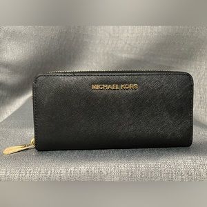 MICHAEL KORS Black Saffiano Leather Jet Set Zip Around Wallet in good condition!